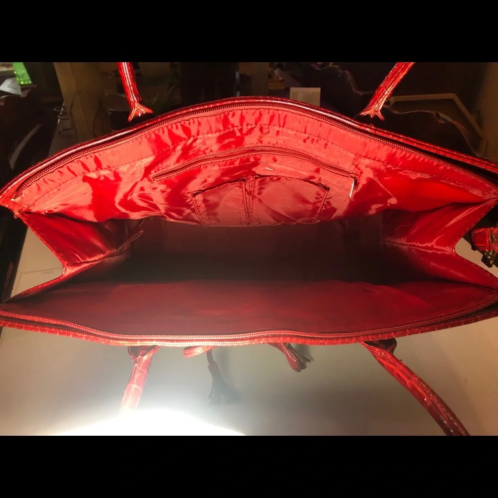 Elegant Red Crocodile-Embossed Shoulder Bag - Picture 5 of 12